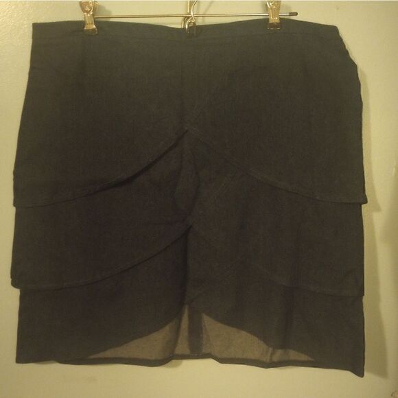 Larry Levine ruffled dark wash denim skirt with scalloped hem - Picture 2 of 9